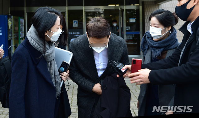 [인천=뉴시스] 이종철 기자 = 인천 을왕리에서 치킨배달을 하던 50대 가장을 차로 치어 숨지게 한 음주 운전자와 동승자에 대한 첫 재판이 열린 5일 오전 동승자가 인천시 미추홀구 인천지방법원에서 재판을 마친뒤 법원을 나서고 있다. 2020.11.05.&nbsp; jc4321@newsis.com