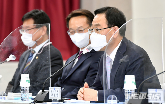 [부산=뉴시스] 하경민 기자 = 국민의힘 주호영 원내대표가 5일 오후 부산 연제구 부산시청 대회의실에서 열린 '국민의힘 부산 예산정책협의회'에 참석, 모두발언을 하고 있다. 2020.11.05.&nbsp; yulnetphoto@newsis.com