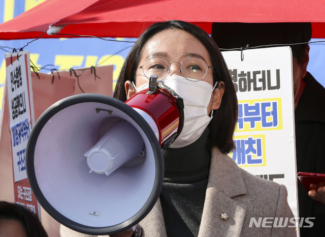 [서울=뉴시스] 전진환 기자 = 차별금지법을 발의한 장혜영 정의당 의원이 5일 오후 서울 여의도 국회 앞에서 조계종 사회노동위원회와 차별금지법 제정연대에 의해 열린 차별금지법 제정 촉구 기도행진 기자회견에서 발언하고 있다. (공동취재사진) 2020.11.05. photo@newsis.com