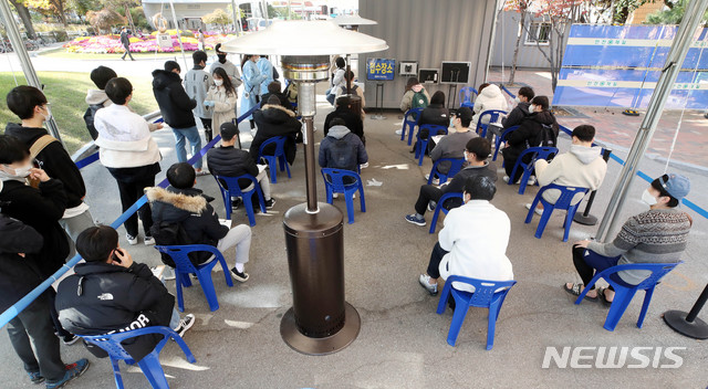 [서울=뉴시스]김병문 기자 = 5일 오후 서울 영등포구 보건소 선별진료소를 찾은 시민들이 진료 받기 위해 대기하고 있다. 2020.11.05.&nbsp; dadazon@newsis.com