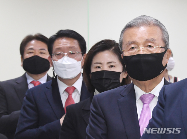 [서울=뉴시스] 전진환 기자 = 국민의힘 김종인 비대위원장과 김미애 약자와의동행위원회 위원장이 5일 오후 국회에서 열린 약자와의동행위원회 전체회의에서 국민의례를 하고 있다. (공동취재사진) 2020.11.05. photo@newsis.com