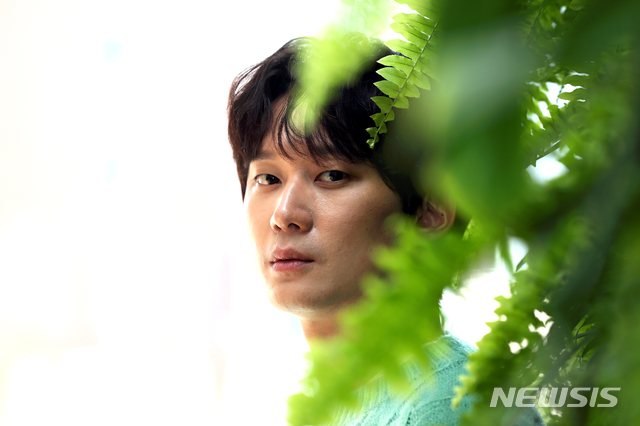 [서울=뉴시스]이윤청 기자 = 배우 권수현이 지난 5일 서울 중구 남산스퀘어 빌딩에서 뉴시스와의 인터뷰에 앞서 포즈를 취하고 있다. 2020.11.06. radiohead@newsis.com