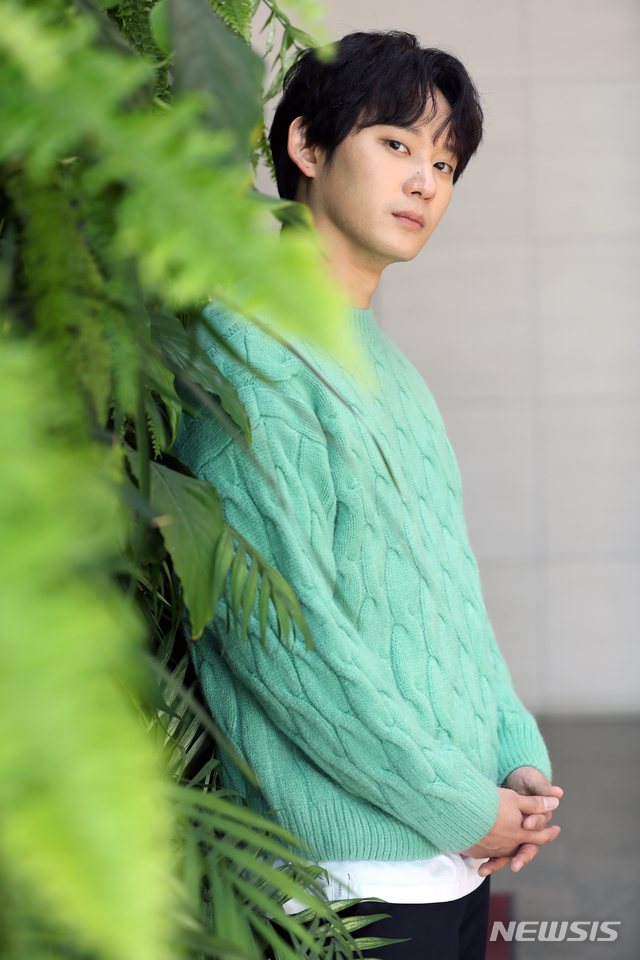 [서울=뉴시스]이윤청 기자 = 배우 권수현이 지난 5일 서울 중구 남산스퀘어 빌딩에서 뉴시스와의 인터뷰에 앞서 포즈를 취하고 있다. 2020.11.06. radiohead@newsis.com