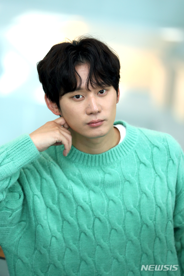 [서울=뉴시스]이윤청 기자 = 배우 권수현이 지난 5일 서울 중구 남산스퀘어 빌딩에서 뉴시스와의 인터뷰에 앞서 포즈를 취하고 있다. 2020.11.06. radiohead@newsis.com