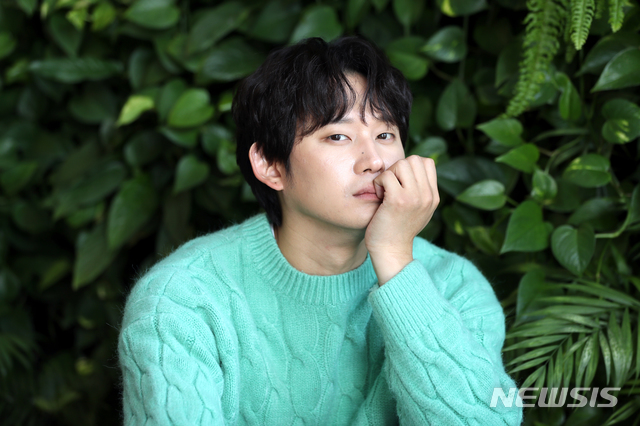 [서울=뉴시스]이윤청 기자 = 배우 권수현이 지난 5일 서울 중구 남산스퀘어 빌딩에서 뉴시스와의 인터뷰에 앞서 포즈를 취하고 있다. 2020.11.06. radiohead@newsis.com