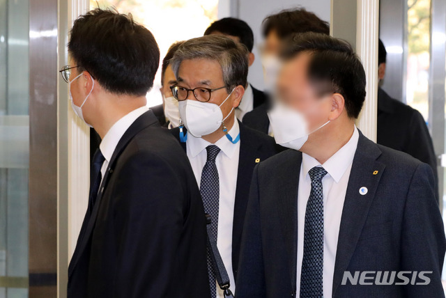 [서울=뉴시스] 고범준 기자 = 오익근 대신증권 대표이사가 5일 오후 서울 영등포구 금융감독원에서 열리는 라임 판매 증권사 2차 제재심의위원회에 참석하고 있다. 2020.11.05.&nbsp; bjko@newsis.com