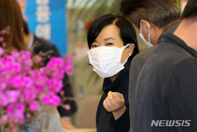 [서울=뉴시스] 고범준 기자 = 박정림 KB증권 대표가 5일 오후 서울 영등포구 금융감독원에서 열리는 라임 판매 증권사 2차 제재심의위원회에 참석하기 전 관계자들과 대화하고 있다. 2020.11.05.&nbsp; bjko@newsis.com