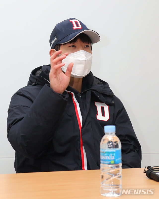 [서울=뉴시스]최진석 기자 = 두산 베어스 김재호가 5일 서울 송파구 잠실구장에서 열린 두산 베어스와 LG 트윈스의 2020 프로야구 준플레이오프 2차전에 앞서 인터뷰를 하고 있다. (공동취재사진) 2020.11.05. photo@newsis.com