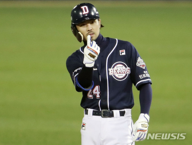 [서울=뉴시스] 박미소 기자 =후배 야구선수 등을 협박해 의료용 마약류를 수수한 혐의로 추가 기소된 야구 국가대표 출신 오재원(41)씨가 1심에 이어 2심에서도 실형을 선고받았다. 사진은 지난 2020년 11월 5일 준플레이오프(준PO) 경기에서의 오씨. 2026.04.09. misocamera@newsis.com