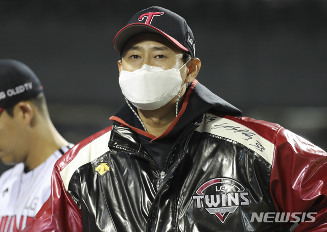 [서울=뉴시스]최진석 기자 = 5일 서울 송파구 잠실구장에서 열린 두산 베어스와 LG 트윈스의 2020 프로야구 준플레이오프 2차전에서 패하며 은퇴전 마지막 경기를 치룬 LG 박용택이 아쉬워하고 있다. 2020.11.05.&nbsp;&nbsp; myjs@newsis.com