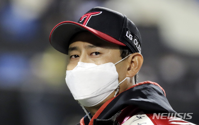 [서울=뉴시스]최진석 기자 = 5일 서울 송파구 잠실구장에서 열린 두산 베어스와 LG 트윈스의 2020 프로야구 준플레이오프 2차전에서 패하며 은퇴전 마지막 경기를 치룬 LG 박용택이 아쉬워하고 있다. 2020.11.05. myjs@newsis.com