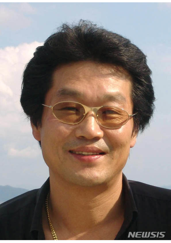 [서울=뉴시스]◇이경우 작가=공주대학교 사범대학 미술교육과 졸업, 홍익대학교 미술대학원 조각과 졸업, 동방문화대학원대학교 박사 졸업(문화 예술학) ▶개인전 18회 및 단체전 다수 ▶현재: 공주대학교 사범대학 미술교육과 교수, 대전시미술대전, 충남미술대전 초대작가, 한국미술협회, 한국조각가협회, 한국구상조각회, 금강조각회 회원 