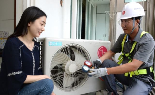 [서울=뉴시스] LG전자 휘센 에어컨 자가점검 및 사전점검 서비스. 사진 LG전자