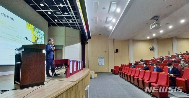 [괴산=뉴시스]강신욱 기자 = 충북 괴산군과 한국임업진흥원 등이 6일 오후 괴산읍 유기농업연구소 대강당에서 연 '미래 산림사업 전망과 당면과제' 주제 심포지엄에서 산림청장을 지낸 김재현 건국대 교수가 발제를 하고 있다. 2020.11.06. ksw64@newsis.com