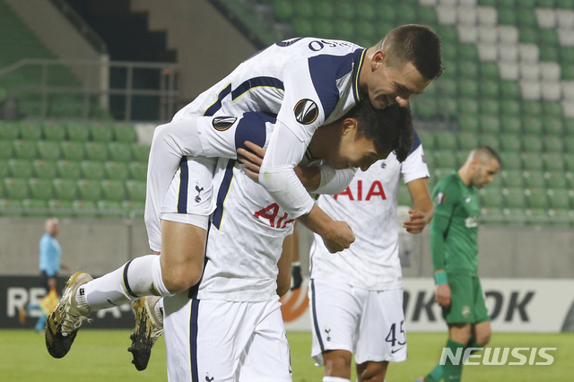 [라즈그라드=AP/뉴시스]토트넘 홋스퍼 지오바니 로 셀소(왼쪽)가 5일(현지시간) 불가리아 라즈그라드의 루도고레츠 아레나에서 열린 2020~21시즌 유럽축구연맹(UEFA) 유로파리그 조별리그 J조 3차전 루도고레츠(불가리아)와의 경기 후반 쐐기 골을 넣고 도움을 기록한 손흥민과 기뻐하고 있다. 손흥민은 팀이 2-1로 앞선 후반 16분 교체 투입하자마자 로 셀소의 골을 도와 3-1 승리에 이바지했다. 2020.11.06.