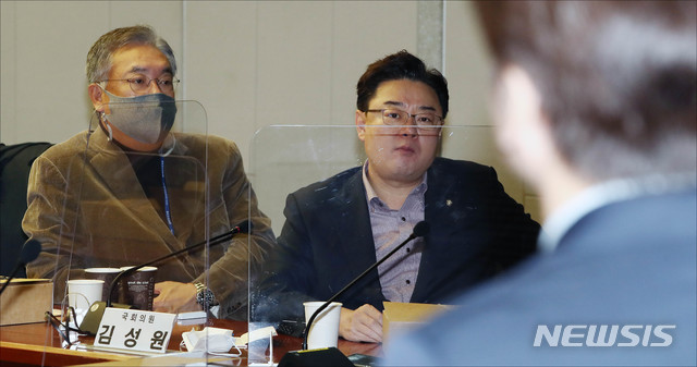 [서울=뉴시스]김선웅 기자 = 국민의힘 김성원, 정진석 의원이 6일 오전 서울 여의도 국회 의원회관에서 열린 국민미래포럼 세미나 '포스트 코로나 시대, 대한민국의 혁신과제와 미래비전'에서 안철수 국민의당 대표의 강연을 듣고 있다. (공동취재사진) 2020.11.06.&nbsp; photo@newsis.com