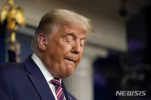 [워싱턴=AP/뉴시스]도널드 트럼프 미국 대통령이 5일(현지시간) 백악관 브리핑룸에서 연설하고 있다. 트럼프 대통령은 "합법적인 표만 계산한다면 내가 쉽게 이긴다"라고 주장했다. 한편 트럼프 대통령 측이 대선 개표와 관련해 제기한 소송은 잇따라 기각되고 있다. 2020.11.06. 