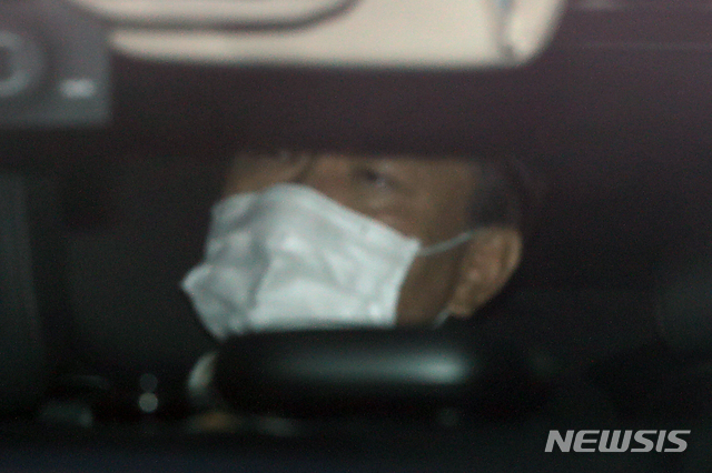 [서울=뉴시스]이윤청 기자 = 윤석열 검찰총장이 6일 서울 서초구 대검찰청으로 출근하고 있다. 2020.11.06.&nbsp; radiohead@newsis.com