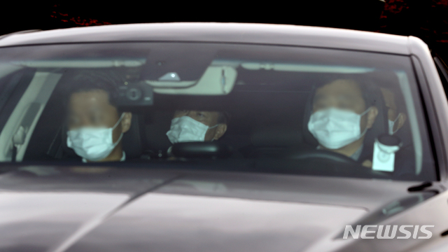 [서울=뉴시스]이윤청 기자 = 윤석열 검찰총장이 6일 서울 서초구 대검찰청으로 출근하고 있다. 2020.11.06.&nbsp; radiohead@newsis.com