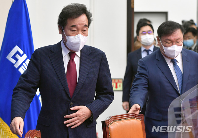[서울=뉴시스]김선웅 기자 = 이낙연 더불어민주당 대표와 김태년 원내대표 등 지도부가 6일 오전 서울 여의도 국회에서 열린 최고위원회의에 참석하고 있다. (공동취재사진) 2020.11.06.&nbsp; photo@newsis.com