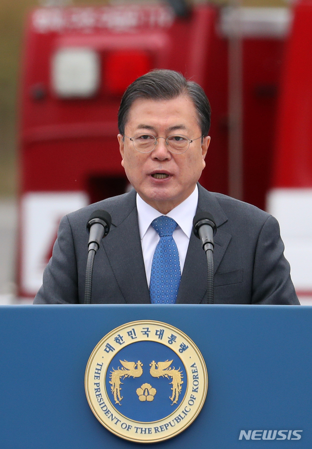 [공주=뉴시스]추상철 기자 = 문재인 대통령이 6일 오전 충남 공주시 중앙소방학교에서 열린 '살려서 돌아오라, 살아서 돌아오라'를 주제로 한 '제58주년 소방의 날' 기념식에 참석해 기념사를 하고 있다. 2020.11.06.&nbsp; scchoo@newsis.com