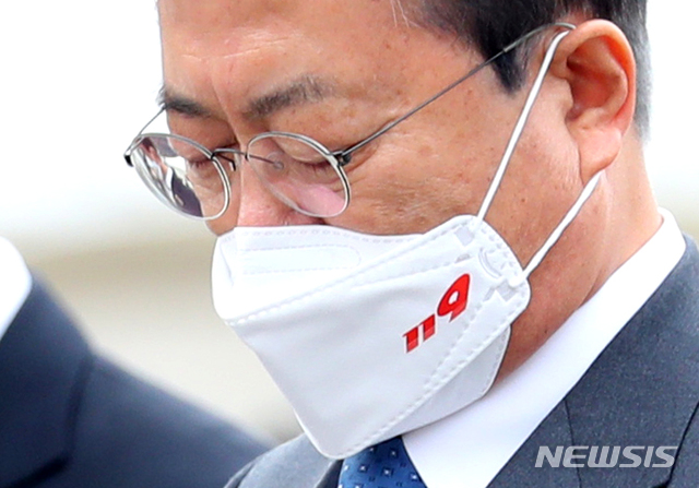 [공주=뉴시스]추상철 기자 = 문재인 대통령이 6일 오전 충남 공주시 중앙소방학교에서 열린 '살려서 돌아오라, 살아서 돌아오라'를 주제로 한 '제58주년 소방의 날' 기념식에 참석해 순국선열과 호국영령 및 순직소방관에 대한 묵념을 하고 있다. 2020.11.06.&nbsp; scchoo@newsis.com 