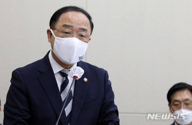 [서울=뉴시스] 전진환 기자 = 홍남기 경제부총리가 6일 국회 기획재정위원회 전체회의에 출석해 2021년 예산안과 기금운용계획안에 대해 예산결산기금소위원회의 심사안이 통과된 뒤 인사말을 하고 있다. (공동취재사진) 2020.11.06. photo@newsis.com