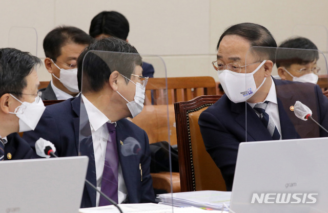 [서울=뉴시스] 전진환 기자 = 홍남기 경제부총리가 6일 2021년 예산안과 기금운용계획안을 심사하는 국회 기획재정위원회 전체회의에 출석해 안일환 기재부 제2차관과 얘기하고 있다. (공동취재사진) 2020.11.06.&nbsp; photo@newsis.com