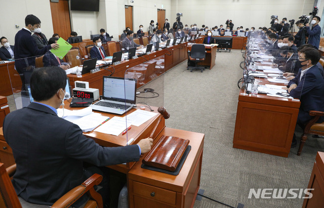 [서울=뉴시스] 전진환 기자 = 6일 서울 여의도 국회에서 기획재정위 전체회의가 열리고 있다. (공동취재사진) 2020.11.06. photo@newsis.com