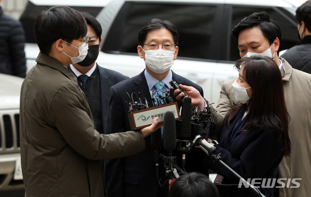 [서울=뉴시스]이윤청 기자 = '드루킹 댓글조작'에 공모한 혐의를 받는 김경수 경남도지사가 항소심 선고 공판에 출석하기 위해 6일 서울 서초구 서울고등법원으로 향하고 있다. 2020.11.06. radiohead@newsis.com