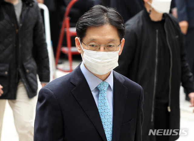 [서울=뉴시스]이윤청 기자 = '드루킹 댓글조작'에 공모한 혐의를 받는 김경수 경남도지사가 항소심 선고 공판에 출석하기 위해 6일 서울 서초구 서울고등법원으로 향하고 있다. 2020.11.06.&nbsp; radiohead@newsis.com