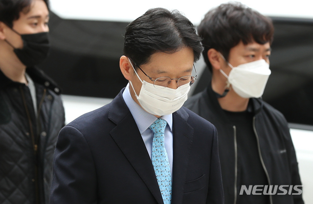 [서울=뉴시스]이윤청 기자 = '드루킹 댓글조작'에 공모한 혐의를 받는 김경수 경남도지사가 항소심 선고 공판에 출석하기 위해 6일 서울 서초구 서울고등법원으로 향하고 있다. 2020.11.06.&nbsp; radiohead@newsis.com