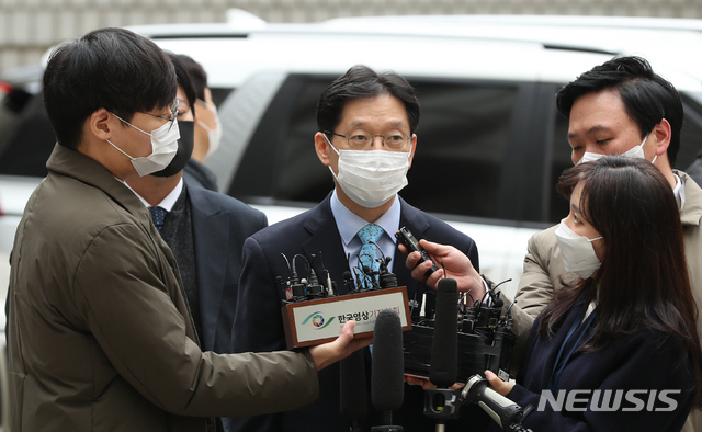 [서울=뉴시스]이윤청 기자 = '드루킹 댓글조작'에 공모한 혐의를 받는 김경수 경남도지사가 항소심 선고 공판에 출석하기 위해 6일 서울 서초구 서울고등법원으로 향하며 취재진 질문에 답하고 있다. 2020.11.06.&nbsp; radiohead@newsis.com