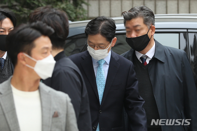 [서울=뉴시스]이윤청 기자 = '드루킹 댓글조작'에 공모한 혐의를 받는 김경수 경남도지사가 항소심 선고 공판에 출석하기 위해 6일 서울 서초구 서울고등법원으로 향하고 있다. 2020.11.06. radiohead@newsis.com