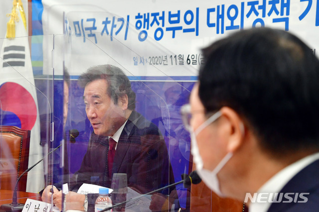 [서울=뉴시스]김선웅 기자 = 6일 국회에서 열린 더불어민주당 미국 차기 행정부의 대외정책 기조와 한반도 정책 전망 토론회에서 이낙연 대표가 인사말을 하고 있다. (공동취재사진) 2020.11.06.&nbsp; photo@newsis.com