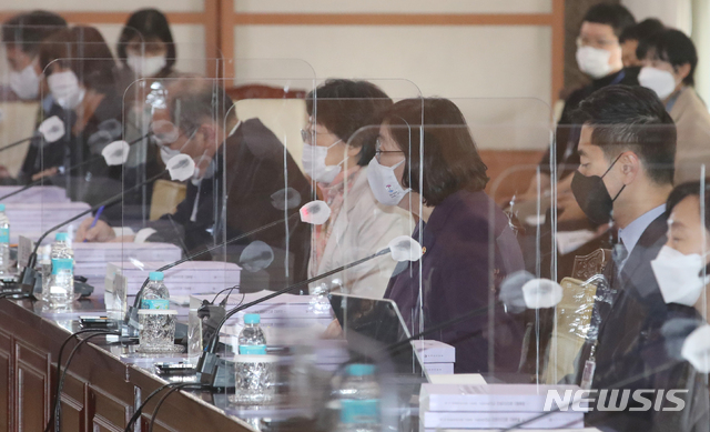 [서울=뉴시스]김명원 기자 = 이정옥 여성가족부 장관이 6일 서울 종로구 정부서울청사에서 열린 제3차 여성폭력방지위원회에 참석해 발언하고 있다. 2020.11.06. kmx1105@newsis.com