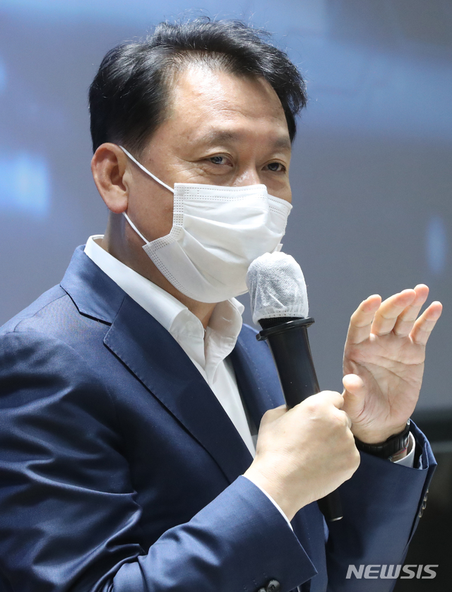 [서울=뉴시스] 조수정 기자 = 더불어민주당 K뉴딜본부장인 이광재 의원이 6일 오후 서울 여의도 산업은행 IR센터에서 열린 '한국판 뉴딜 투자설명회'에서 축사하고 있다. 2020.11.06. chocrystal@newsis.com