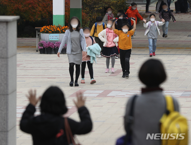 [서울=뉴시스] 조수정 기자 = 초등학교 돌봄전담사들이 총파업에 들어간 6일 서울 시내 한 초등학교에서 학부모들이 하교하는 어린이들을 마중나와 기다리고 있다. 2020.11.06.  chocrystal@newsis.com