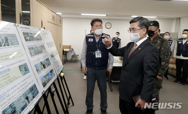 [서울=뉴시스]서욱 국방부 장관이 6일 오후 인천공항 검역지원단을 방문해 코로나19 대응 장병 격려 및 방역대응태세 점검을 하고 있다. (사진=국방부 제공) 2020.11.06.photo@newsis.com