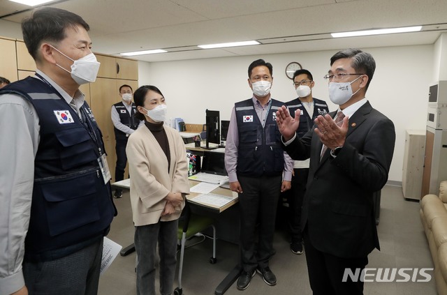 [서울=뉴시스]서욱 국방부 장관이 6일 오후 인천공항 검역지원단을 방문해 코로나19 대응 장병 격려 및 방역대응태세 점검을 하고 있다. (사진=국방부 제공) 2020.11.06.photo@newsis.com