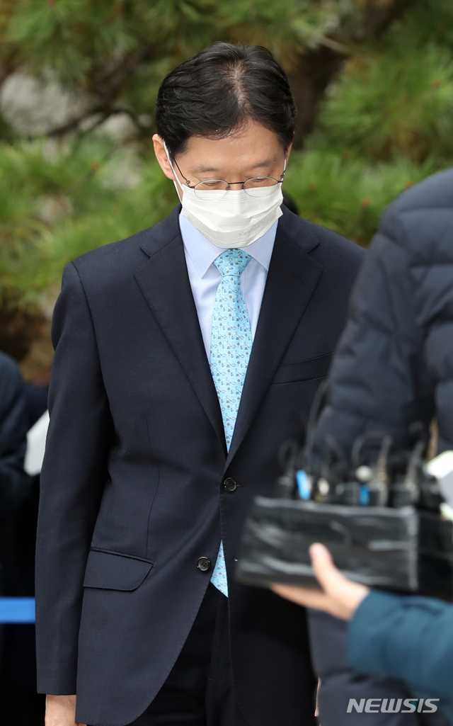 [서울=뉴시스]이윤청 기자 = '드루킹 댓글조작'에 공모한 혐의를 받는 김경수 경남도지사가 6일 서울 서초구 서울고등법원에서 열린 항소심 선고 공판을 마치고 나서고 있다. 김경수 지사는 항소심에서 징역 2년을 선고받았으나 보석이 취소되지 않아 구속은 되지 않았다. 2020.11.06.&nbsp; radiohead@newsis.com