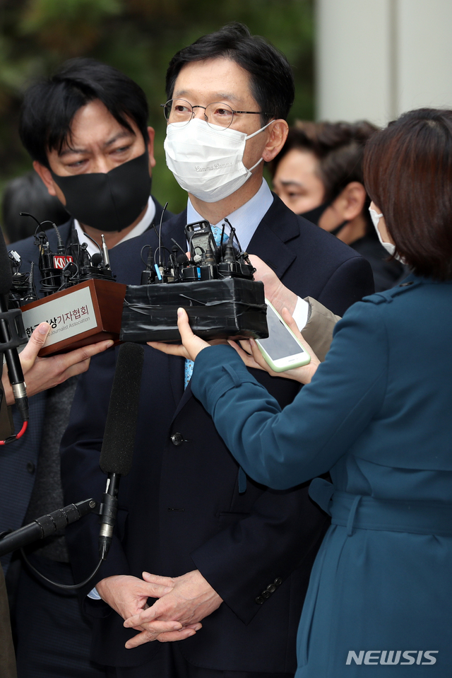 [서울=뉴시스]이윤청 기자 = '드루킹 댓글조작'에 공모한 혐의를 받는 김경수 경남도지사가 6일 서울 서초구 서울고등법원에서 열린 항소심 선고 공판을 마치고 나서며 취재진의 질문에 답하고 있다. 김경수 지사는 항소심에서 징역 2년을 선고받았으나 보석이 취소되지 않아 구속은 되지 않았다. 2020.11.06. radiohead@newsis.com