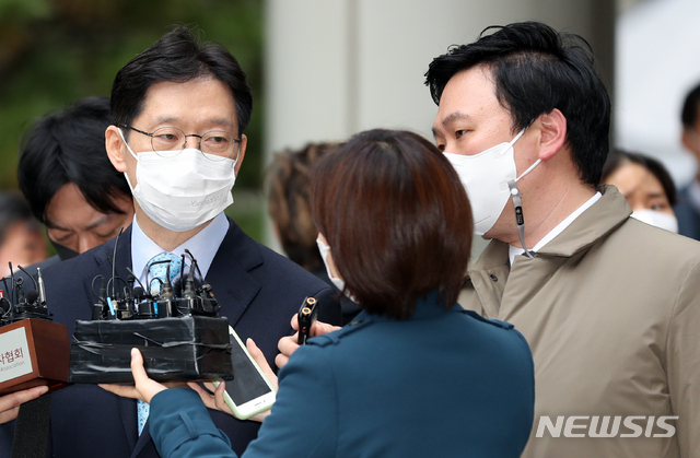 [서울=뉴시스]이윤청 기자 = '드루킹 댓글조작'에 공모한 혐의를 받는 김경수 경남도지사가 6일 서울 서초구 서울고등법원에서 열린 항소심 선고 공판을 마치고 나서며 취재진의 질문에 답하고 있다. 김경수 지사는 항소심에서 징역 2년을 선고받았으나 보석이 취소되지 않아 구속은 되지 않았다. 2020.11.06.&nbsp; radiohead@newsis.com