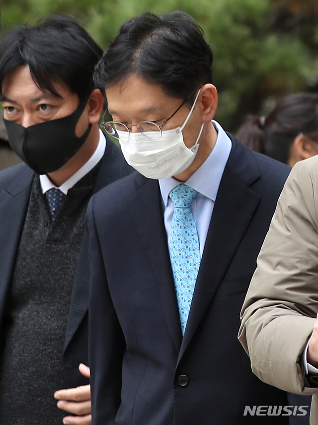 [서울=뉴시스]이윤청 기자 = '드루킹 댓글조작'에 공모한 혐의를 받는 김경수 경남도지사가 6일 서울 서초구 서울고등법원에서 열린 항소심 선고 공판을 마치고 나서고 있다. 김경수 지사는 항소심에서 징역 2년을 선고받았으나 보석이 취소되지 않아 구속은 되지 않았다. 2020.11.06.&nbsp; radiohead@newsis.com