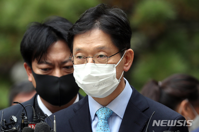 [서울=뉴시스]이윤청 기자 = '드루킹 댓글조작'에 공모한 혐의를 받는 김경수 경남도지사가 6일 서울 서초구 서울고등법원에서 열린 항소심 선고 공판을 마치고 나서며 취재진의 질문에 답하고 있다. 김경수 지사는 항소심에서 징역 2년을 선고받았으나 보석이 취소되지 않아 구속은 되지 않았다. 2020.11.06.&nbsp; radiohead@newsis.com