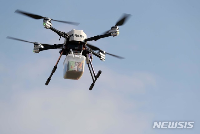 [인천공항=뉴시스]공항사진기자단 = 6일 인천국제공항 제1여객터미널 계류장에서 열린 '2020 국가 대테러 종합훈련'에서 드론 택배 시연을 하고 있다. 2020.11.06. photo@newsis.com