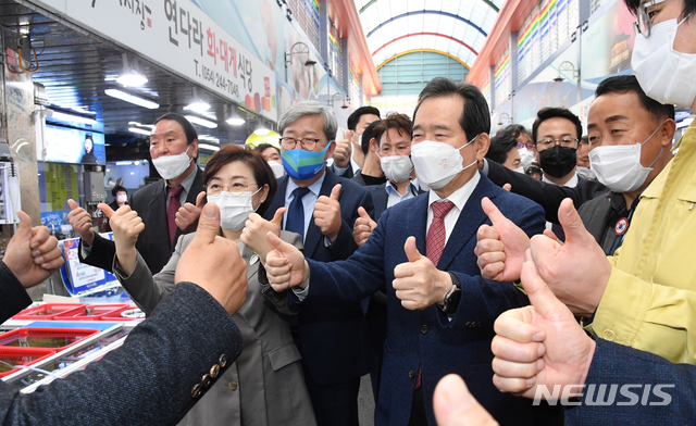 [서울=뉴시스]김명원 기자 = 정세균 총리가 7일 경북 포항시 죽도시장를 방문해 상인들을 격려하고 있다. (사진=총리실 제공) 2020.11.07. photo@newsis.com