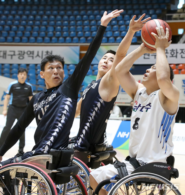 [서울=뉴시스] 지난 7일 오후, 제주 한라체육관에서 열린 '2020 KWBL 휠체어농구리그' 제주특별자치도와 춘천시장애인체육회 경기모습.