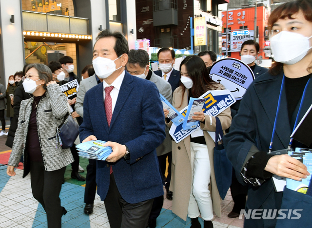 [서울=뉴시스]김명원 기자 = 정세균 국무총리가 7일 서울 마포구 홍대 주차장 거리에서 생활 방역 사회적 거리두기와 마스크 착용 캠페인을 하고 있다.  (사진=총리실 제공) 2020.11.07. photo@newsis.com