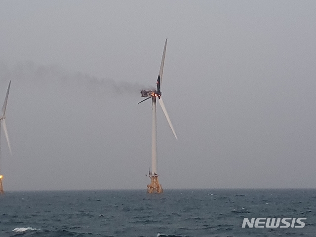 [제주=뉴시스]강경태 기자 = 8일 오전 제주시 한경면 두모리 해상에 있는 풍력발전기에서 화염이 피어오르고 있다. (사진=제주서부소방서 제공) 2020.11.08. photo@newsis.com